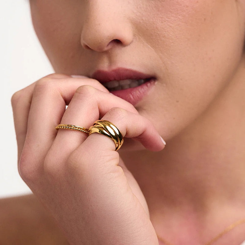 ORELIA - Gold Interlocking Rings